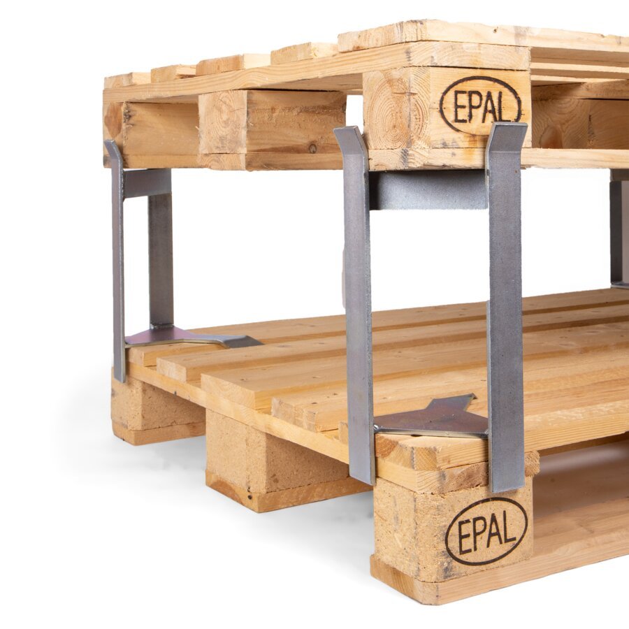 Dank der Paletten Distanzhalter lassen sich Paletten einfach aufeinander stapeln Dank der Paletten Distanzhalter lassen sich Paletten einfach aufeinander stapeln