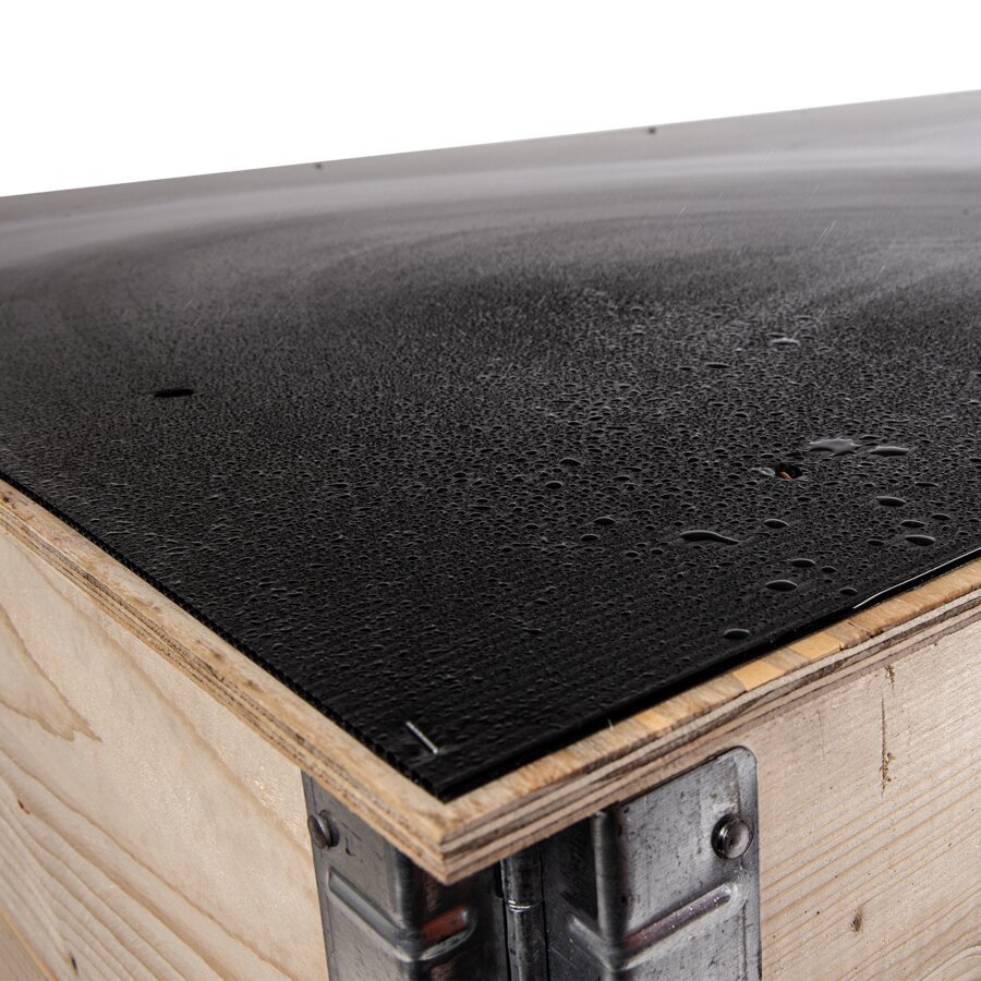 Durch die Hohlkammerplatte ist der Holzdeckel wasserabweisend und hält selbst Regen stand Durch die Hohlkammerplatte ist der Holzdeckel wasserabweisend und hält selbst Regen stand