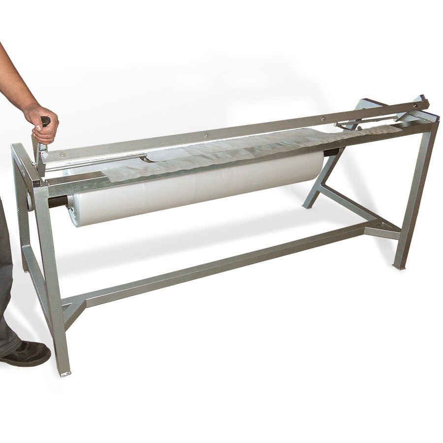 Stabiler Schneidständer aus Metall zum Konfektionieren von Schrumpfhauben Stabiler Schneidständer aus Metall zum Konfektionieren von Schrumpfhauben