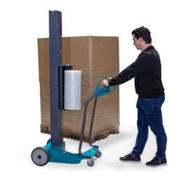 Das manuelle Einstretchen einer Palette mit Stretchfolie. Mit unterschiedlichen Wickelarten wickelt er auch Ihre Palette mit Stretchfolie ein.