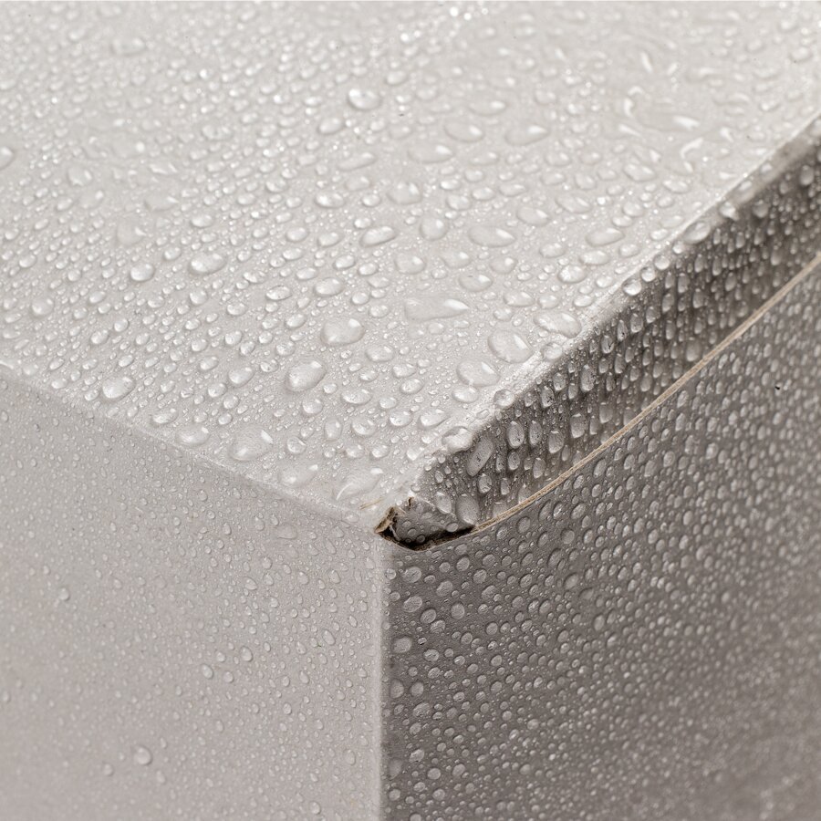 Wasser und Feuchtigkeit perlen an der beschichteten Oberfläche ab Wasser und Feuchtigkeit perlen an der beschichteten Oberfläche ab