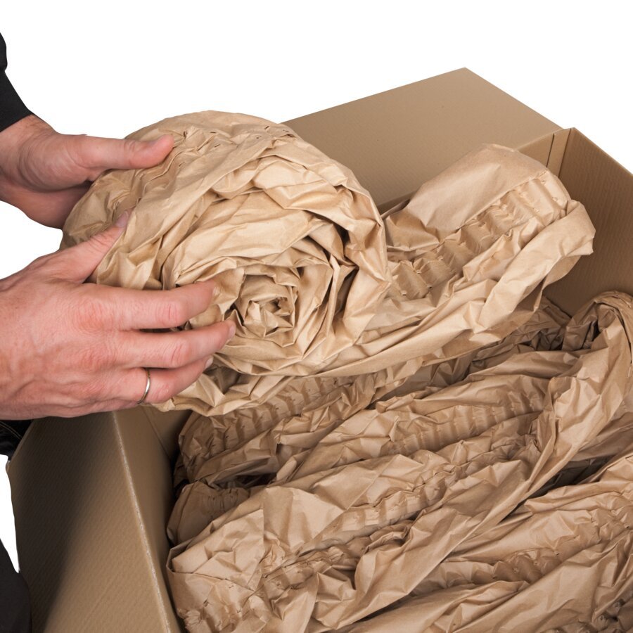 Manuelles Wickeln der Endlos-Papierpolster zu einzelnen Polstern Manuelles Wickeln der Endlos-Papierpolster zu einzelnen Polstern