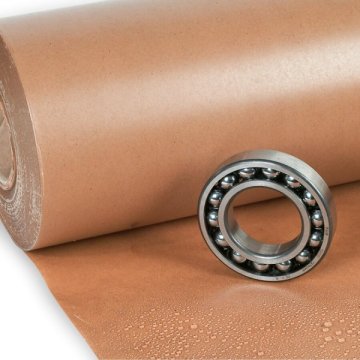 Metallteil mit Paraffinpapierrolle im Hintergrund