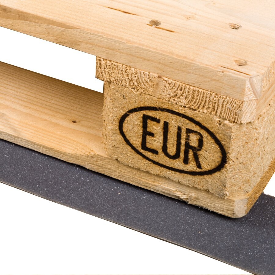 Unter den Kufen sichert die Matte die Palette beim Transport und hält sie an Ort und Stelle Unter den Kufen sichert die Matte die Palette beim Transport und hält sie an Ort und Stelle