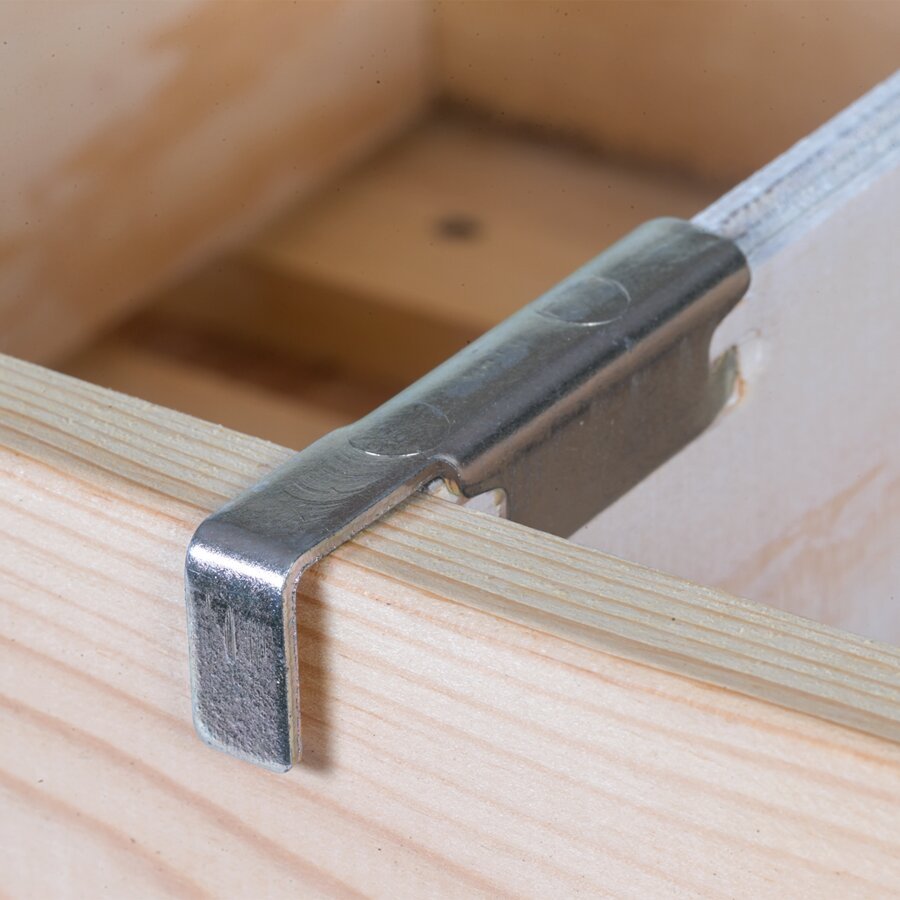 Mit stabilen Metallbeschlägen Mit stabilen Metallbeschlägen