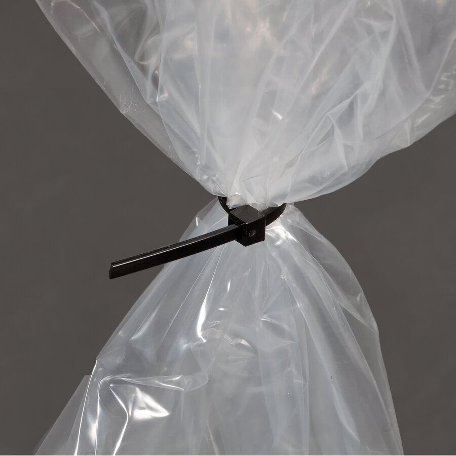 Mit Kabelbindern lassen sich die reißfesten Beutel schnell und zuverlässig verschließen Mit Kabelbindern lassen sich die reißfesten Beutel schnell und zuverlässig verschließen