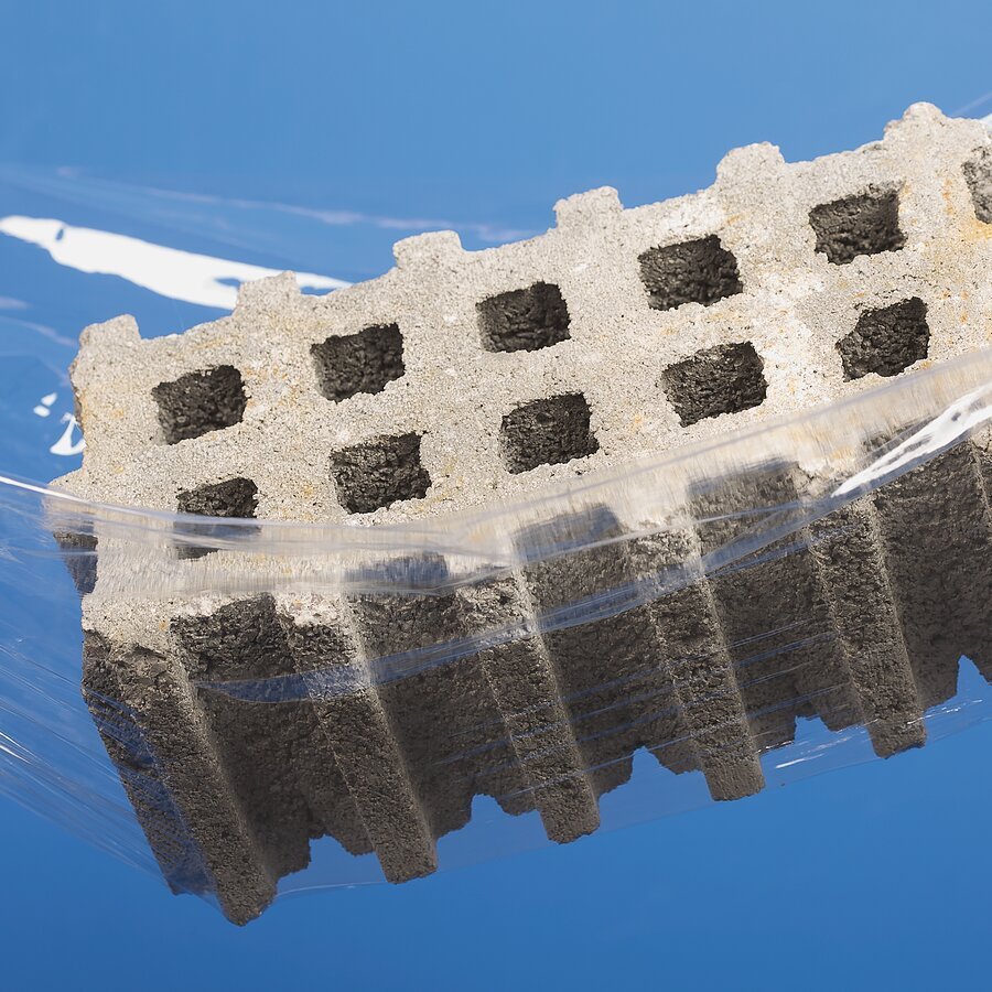 Verschiedene Stärken: Extra starke Ausführung eignet sich auch zum Verpacken von Schwergut Verschiedene Stärken: Extra starke Ausführung eignet sich auch zum Verpacken von Schwergut