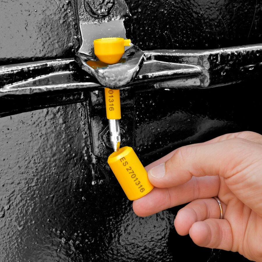 Bolzen und Schließkammer können per Hand verschlossen werden Bolzen und Schließkammer können per Hand verschlossen werden